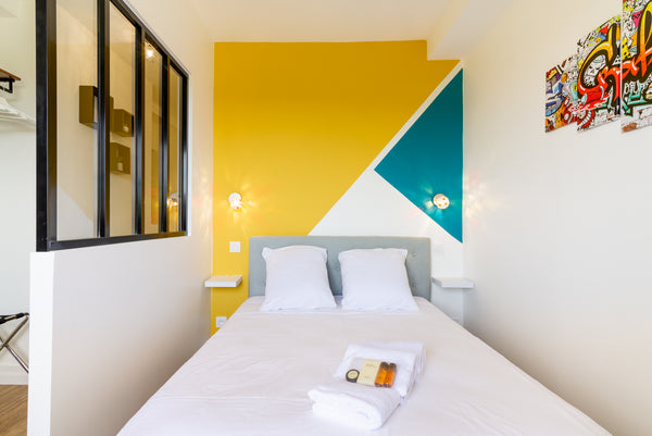 C’est dans un magnifique bâtiment chargé d’histoire et face à l’un des monument  Lyon, France Désinfecté - Central Rhône 1 - par APPARTHOTEL Entire rental unit vacation rental 37413797