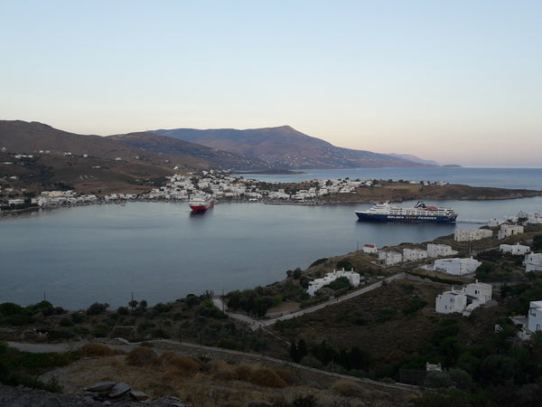 Το σπίτι βρίσκεται απέναντι από το λιμάνι της Άνδρου, στην περιοχή Χάρακας. Σε μ  Λιμάνι Γαυρίου, Μαγευτική Θέα  - '' Κοράλλι'' Entire rental unit vacation rental 30106573