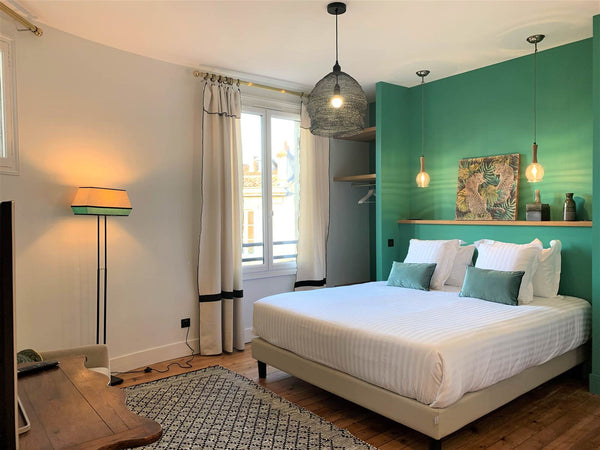 La Maison Manège vous propose Chambre double climatisée de 22m2 avec une dominan Bordeaux, France Chambre Double  PANTANAL idéal pour 2 personnes Room in hotel vacation rental 47592663