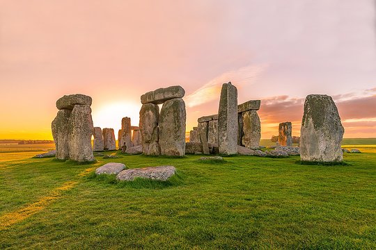 Stonehenge  Avebury  Cotswolds. Small guided day tour from Bath (Max 14 persons)  Private Tours and Travel Guide Europe London CITY Bath Destination Tour