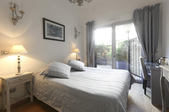 Welcome! This a quiet and cosy bedroom (20 sqm2) with terrace, in the heart of P Paris, France Charming guest room Private room in bed and breakfast vacation rental 6406706