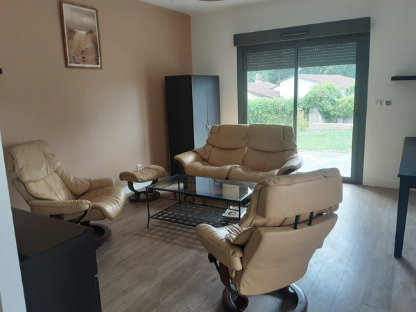 Logement de plein-pied situé à 5mn à pied du tram A (terminus Dravemont) sur le   Maison appartement haut Floirac avec jardin Entire home vacation rental 43464561