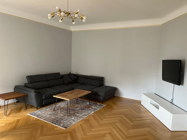 Genieße das einfache Leben in dieser ruhigen und zentral gelegenen Unterkunft im Vienna, Austria Schöne & geräumige DG Wohnung, 1070 Wien (90 m^2) Entire rental unit vacation rental 586005696648571428