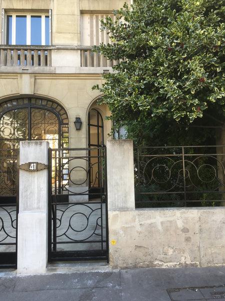 Petit studio de 13m2.<br />-1 lit une personne.<br />-une douche et non pas une  Paris, France Petit studio 
