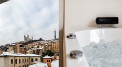 Combining modernity and old-fashioned charm, this is the ideal place for a roman  Sky'Room * spa bath and view * Old Town Entire rental unit vacation rental 48219036