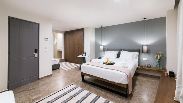 Our luxurious suite has a spacious and comfortable open plan bedroom with a Quee GR Superior Suite City View Room in aparthotel vacation rental 43484889