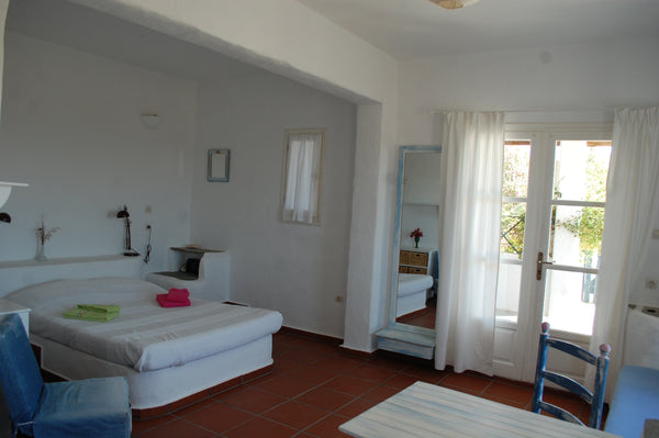 Das Bicycle House mit 3 Studios und einem Appartment liegt an einem Hang mit sch Greece The Bicycle House Paros, Sun Studio Entire rental unit vacation rental 40702603