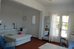 Das Bicycle House mit 3 Studios und einem Appartment liegt an einem Hang mit sch Greece The Bicycle House Paros, Sun Studio Entire rental unit vacation rental 40702603