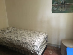 Petite chambre à  lit simple 80 par 190. Wc  privées avec petit lavabo. Une fenê Paris, France Chambre dans un joli appartement belleville Private room in rental unit vacation rental 22914840