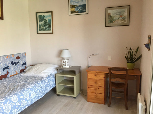 Chambre privée lumineuse de 11 M2 donnant sur une vaste terrasse. Avec penderie   Chambre privée lumineuse avec terrasse Private room in home vacation rental 49605301