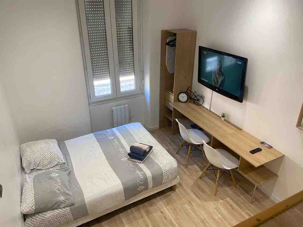 Charmant studio dans le quartier très commerçant de Montchat place ronde. Studio  Charmant studio 15 minutes gare PartDieu tram t3 Entire rental unit vacation rental 38352483