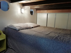 La chambre est l'ancienne cabine du mousse, entièrement rénovée. <br />La pénich Lyon, France Cabine du mousse dans une péniche , Lyon centre Private room in houseboat vacation rental 30199768