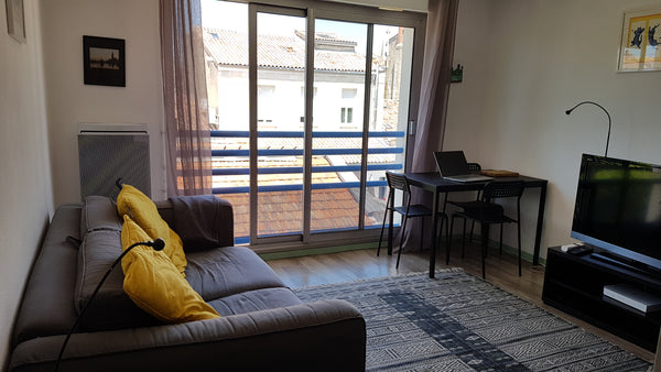 Studio apartment with 24m² living area, on the third floor (no lift) of a recent Saint-Victor, France Quiet, Bright Studio in Bdx Victoire / Capucins Entire rental unit vacation rental 19689906