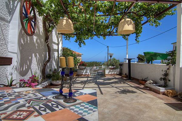 Walking Distance (100meters) to taverns and traditional cafe!Great Solarium Terr Greece Mamis, Solarium Terrace & Jacuzzi! Entire home vacation rental 1267176