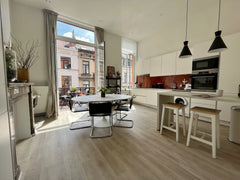 Cet appartement, fraichement rénové et très lumineux, est à proximité directe de Brussels, Belgium Appartement Chaleureux - Quartier du Châtelain Entire rental unit vacation rental 633035784030379348