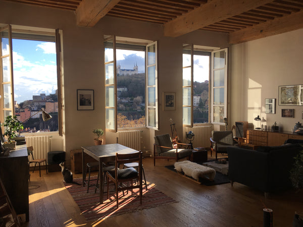 Bonjour ! <br />Nous habitons dans notre appartement de 105 m2 au cœur des pente Lyon, France Grand Canut avec vue magique ! Entire rental unit vacation rental 23336271