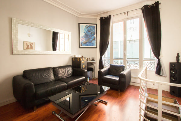 Charming rare independent 32 square meter house<br />On the hill of Montmartre,  Paris, France Charming two-storey house with patio in Montmartre Entire townhouse vacation rental 29050029