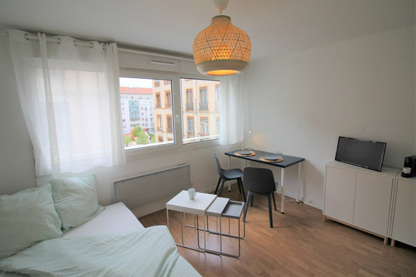 Petit studio très lumineux en étage élevé (4ème étage) plein Ouest. Il se compos Lyon, France Studio lumineux en étage proche de Saxe-Gambetta Entire rental unit vacation rental 48361862