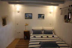 Ein paar Stufen vom Innenhof hinunter führen zur kleinsten Suite, die<br />sonni Nuremberg, Germany The Olive Press - Romulea Suite - Kritsa Private room in guesthouse vacation rental 47040565