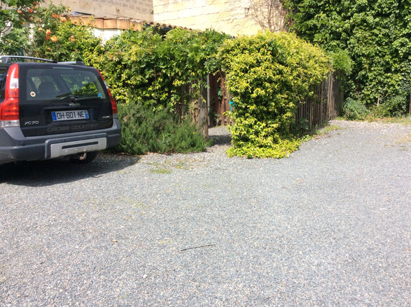 Studio très calme dans propriété privée située au fond d’une impasse sans bruit   Dans la verdure studio de 20 m2 et sa mezzanine. Entire rental unit vacation rental 34418910