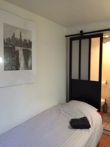Au coeur du Marais, bien située, au 2e étage d'un immeuble ancien, donnant sur c Paris, France Petite chambre dans Le Marais sur cour au calme Private room in rental unit vacation rental 28579827