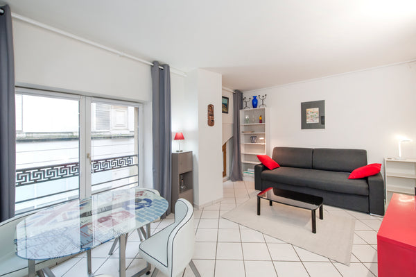 Ce studio est situé au 1e étage d'un bel immeuble parisien au cœur de Paris, à q Paris, France Charmant studio Rivoli / Louvre Entire rental unit vacation rental 23279951