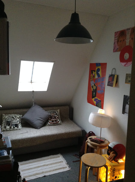 Ma petite chambre de bonne se trouve aux confins de Pigalle, Anvers, Barbès et C Bordeaux, France Chambre de bonne avec vue sur le Sacré-Coeur Entire rental unit vacation rental 22579975