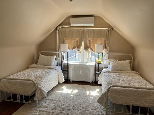 This private guestroom comes with a  bathroom. You will be sharing the home with New York, United States Home in Queens · ★5.0 · 1 bedroom · 2 beds · 1 private bath Private room in home vacation rental 689869783884581598