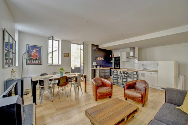 This superb 75 m2 duplex house, in the heart of the Chartrons district, two minu Bordeaux, France LE FAUBOURG|Nice Duplex with Parking near Downtwon Entire home vacation rental 37352630