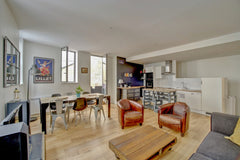 This superb 75 m2 duplex house, in the heart of the Chartrons district, two minu Bordeaux, France LE FAUBOURG|Nice Duplex with Parking near Downtwon Entire home vacation rental 37352630