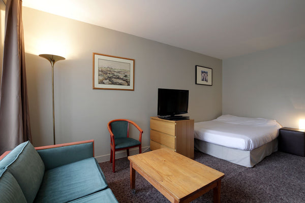 This 37 square meters large studio apartment is located on rue de Clichy in the  Paris, France Large studio rue de Clichy - Metro Liege Entire rental unit vacation rental 21089250