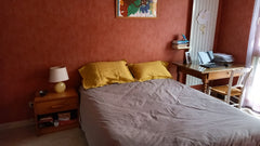 Chambre spacieuse avec matelas neuf et sol en pierre dans un appartement calme.< Lyon, France Chambre indépendante agréable et calme Private room in rental unit vacation rental 53627878