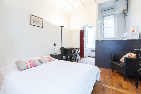 A quiet studio, mainly offered for long term stays, very nicely located and in t Paris, France Champs-Élysées Studio Entire rental unit vacation rental 2488505