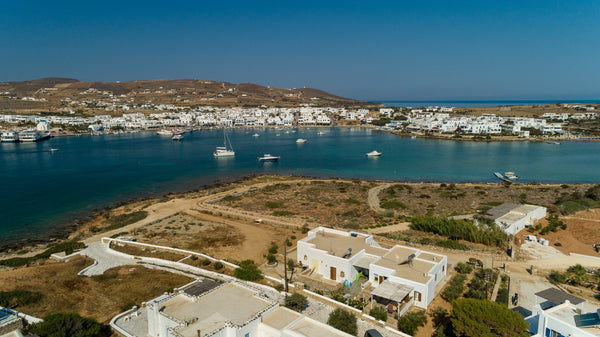 το σπιτι ειναι παραθαλασιο και ειναι 500μ  απο τον οικισμο  villalimani Cycladic home vacation rental 47442259