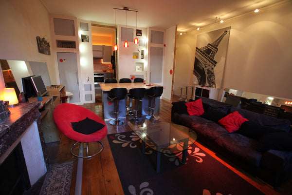 Atypique et idéalement situé en plein cœur de Bordeaux, le living room de ce T2  Bordeaux, France Matelas au sol en plein centre Shared room in rental unit vacation rental 11262377