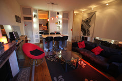 Atypique et idéalement situé en plein cœur de Bordeaux, le living room de ce T2  Bordeaux, France Matelas au sol en plein centre Shared room in rental unit vacation rental 11262377