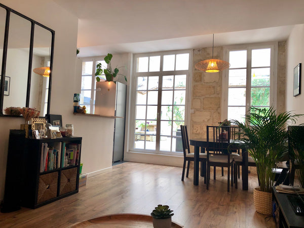 Appartement au 1er étage d'un magnifique immeuble en pierre situé au coeur du ce Bordeaux, France Appartement T3 hypercentre, terrasse et parking Entire rental unit vacation rental 47513987