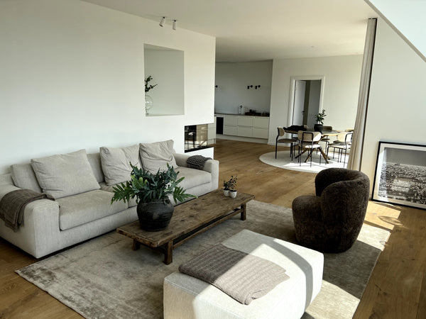 This is a Penthouse apartment close to the lakes. With the metro 2 minutes away   Beautiful Penthouse apartment close to the Lakes Entire condo vacation rental 42425224