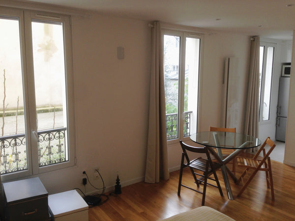 Studio dans un immeuble ancien parisien au 1er étage, sans ascenseur, la chambre Paris, France Studio lumineux Entire rental unit vacation rental 21615914