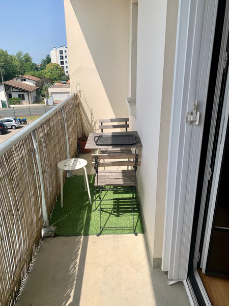 Studio de 28m2 avec petit balcon. <br />Parking gratuit dans la résidence<br />A Bordeaux, France Studio 28m2 avec balcon et place de parking Entire condo vacation rental 43868483