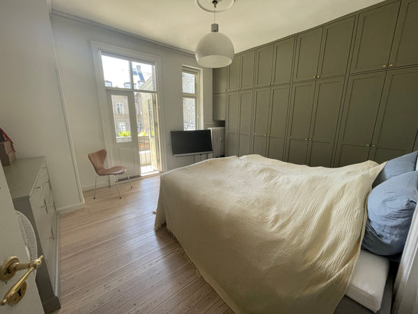 5 værelses lejlighed med eet stort soveværelse med dobbeltseng, plads til ekstra Copenhagen, Denmark 150m2 modern appartment near trendy Værnedamsvej Entire condo vacation rental 30705099