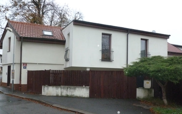 V bytě se nachází koupelna se sprchovým koutem, menší kuchyní s prostorným pokoj  Světlý podkrovní byt s terasou v cihlovém domě Entire loft vacation rental 40026761