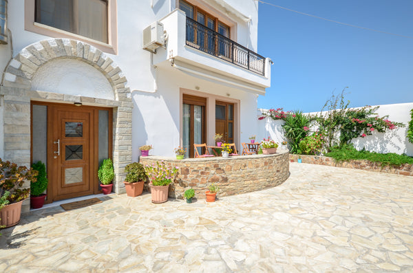 Vaso's studio 2 is a spacious and comfortable studio located in a very quiet dis Naxos, Greece Vaso's studio 2 in Naxos town Entire rental unit vacation rental 36763410