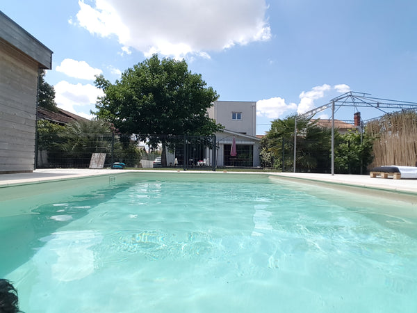 Belle villa familiale avec piscine chauffée pendant la saison estivale,grand jar Cenon, France Villa HINANO Entire villa vacation rental 24903650