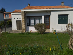 Simplifiez-vous la vie dans ce logement paisible et central.Logement réservé aux  Maison de 50m2 avec jardin et parking Entire home vacation rental 577994372049368000