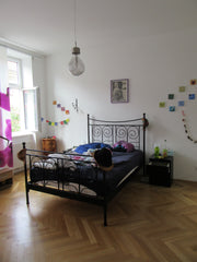 Das Zimmer ist 20 Quadratmeter groß und  befindet sich straßenseitig. Die Straße Austria Helles Zimmer im 16ten Bezirk in Wien Private room in rental unit vacation rental 25806946