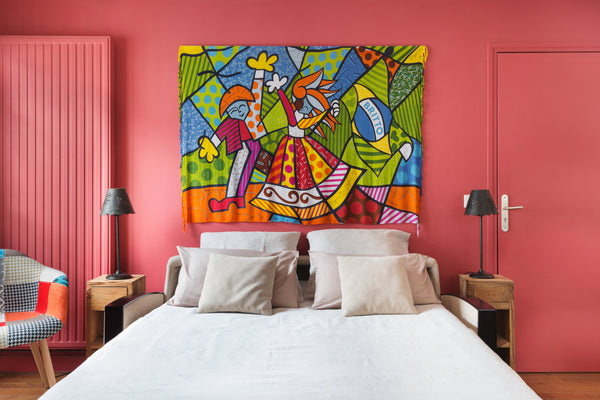 Large newly-renovated guest room in central Paris, ideally located in second 