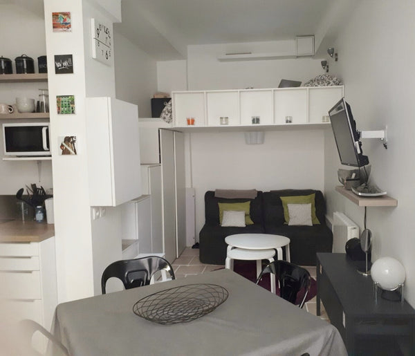 Dans un quartier cosmopolite et animé, proche Butte Montmartre (10mn) et Marché  Mantes-la-Jolie, France Charmant studio parisien refait à neuf Entire rental unit vacation rental 4015663