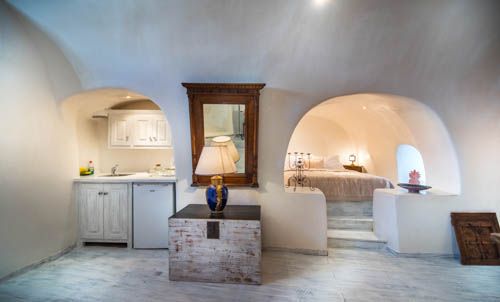 An open-plan suite with a cave bedroom,kitchenette, an antique dining room and a  Heliophos Family Suite Entire loft vacation rental 21603098