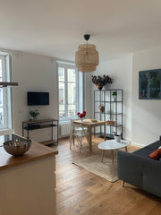Découvrez ce bel appartement en plein centre de la presqu’île, quartier chargé d St-Genis-Laval, France Entre Perrache et Bellecour : calme et confort ! Entire rental unit vacation rental 43274198
